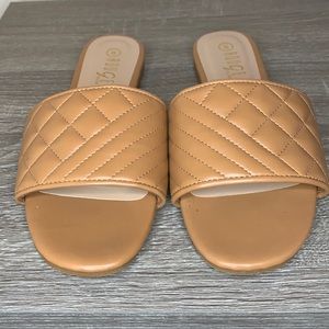 Rouge Helium, size 8, tan slides